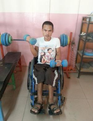 Photo of Hoeun Chan lifting weights in a gym