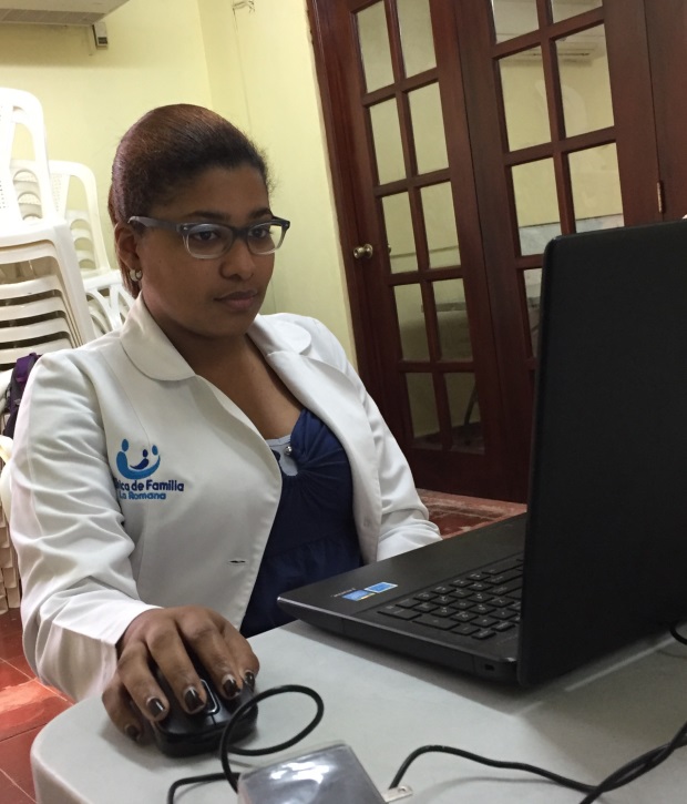 Dr. Rosanna Matic reviews charts at Clinica de Familia.
